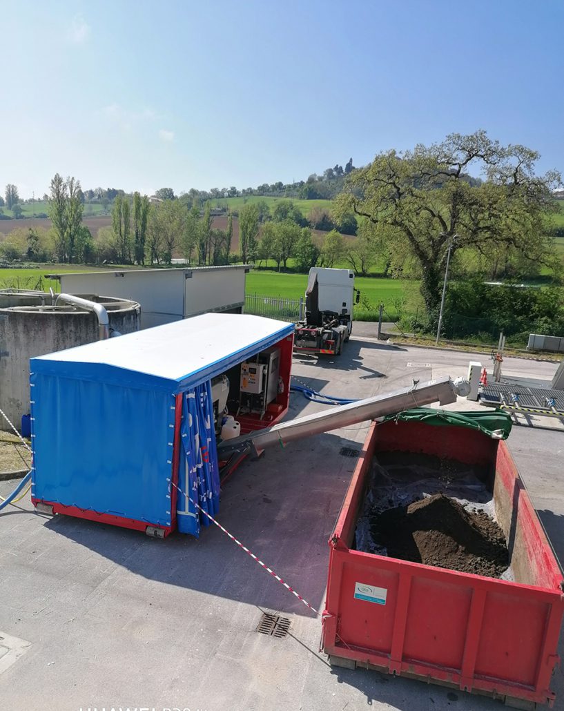 Soluzione flessibile per piccoli impianti di disidratazione fanghi